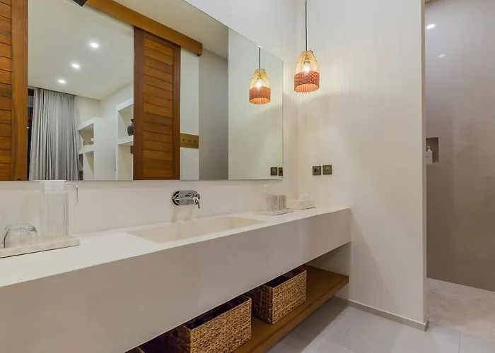 Trindade 5br, 15m Pool Сasa de vacaciones Seminyak